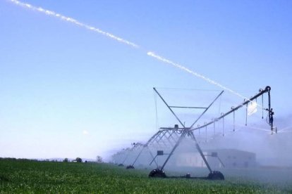 Imagen de un campo con regadío modernizado que necesitan gran cantidad de energía eléctrica para dar presión al agua. FERDUERO