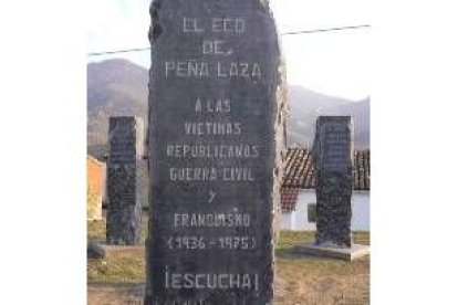 Las piedras que rodean la escultura elevan la mirada del visitante