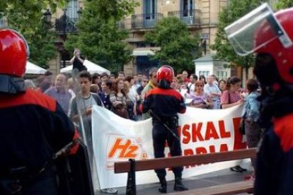 Dirigentes aberzales concentrados frente a la sede del PSE en una imagen de archivo.