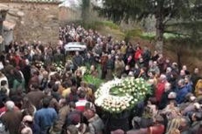 El exterior de la Parroquia de San Verísimo, al inicio del funeral