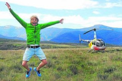 Jesús Calleja con el helicóptero al fondo