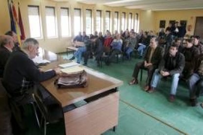 La reunión de las comunidades de regantes del Luna convocó a muchos asistentes