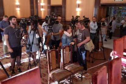 Periodistas, en el salón de plenos del Ayuntamiento momentos antes de que comience el pleno extraordinario por la operación Enredadera.