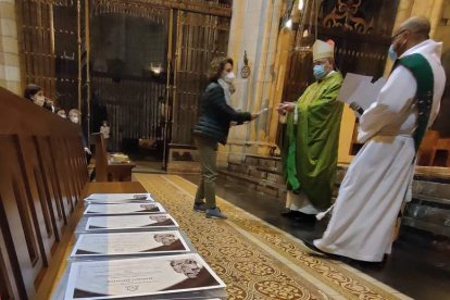 Un momento de la entrega de la missio en la Catedral. DL