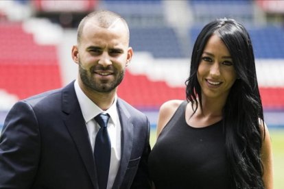 Jesé Rodríguez, junto a su novia, Aurah Ruiz, tras la presentación en el PSG.