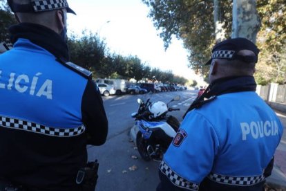 Dos agentes de la Policía Local de León. DL