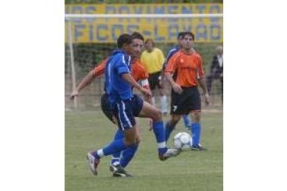 Addison controla el balón ante la atenta mirada de Chevi y Alfredo