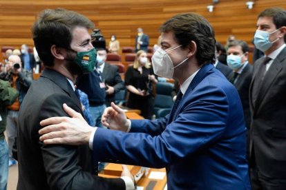 García-Gallardo y Mañueco se saludan en el hemiclo, ayer. NACHO GALLEGO