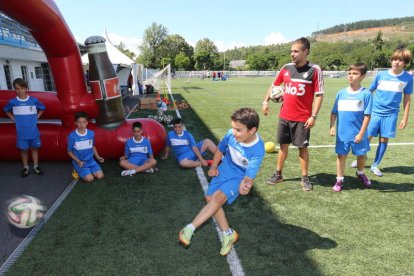 Los niños ya disfrutan del campus en Compostilla.