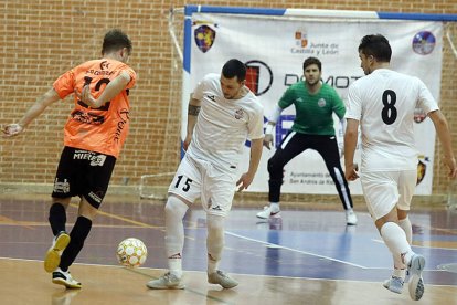 Camacho corta el avance de un jugador del Boal. MARCIANO PÉREZ