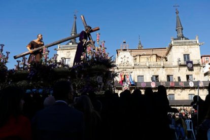 El Nazareno, a su paso por la plaza Mayor. FERNANDO OTERO