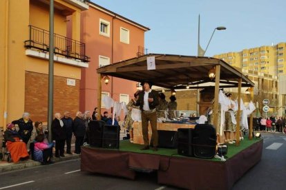 Ropa tendida, arcoíris de esperanza y mensajes subliminales en favor del soterramiento marcaron un desfile multicolor en San Andrés. DL