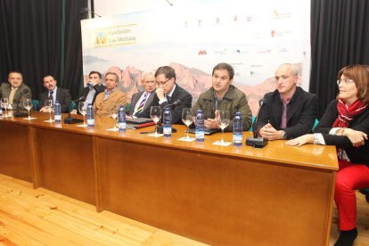 Los patronos de la Fundación Las Médulas, con Del Olmo y Saiz en el centro.