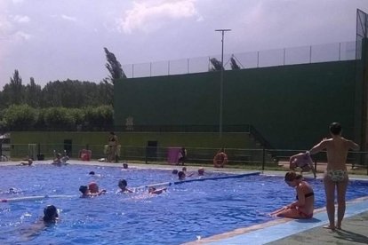 La piscina de los toboganes, una de las atracciones de las instalaciones en Sahagún. DL