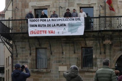 Colocación de la pancarta por el tren de la Plata. FERNANDO OTERO