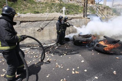 Los bomberos se afanan con las barricadas en La Vid.