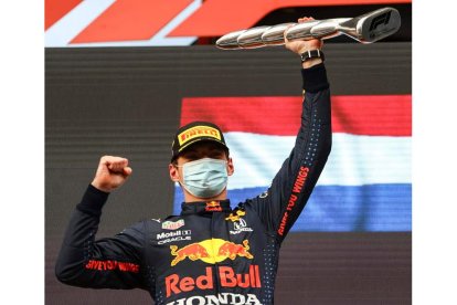 Max Verstappen celebra en el podio su triunfo en Imola. GENNARI