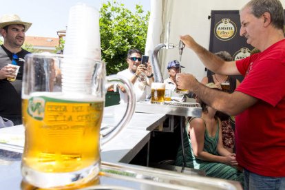 Un stand de la Feria del Lúpulo y la Cerveza, en una edición anterior. FERNANDO OTERO