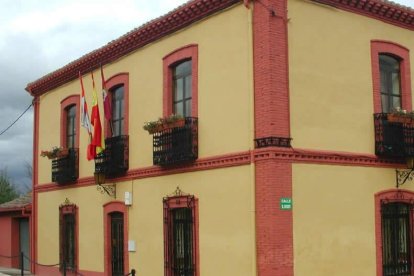 Fachada del Ayuntamiento de Garrafe de Torío.