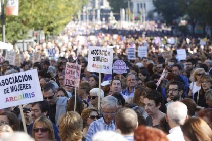 Miles de personas participan en una marcha contra la violencia machista.