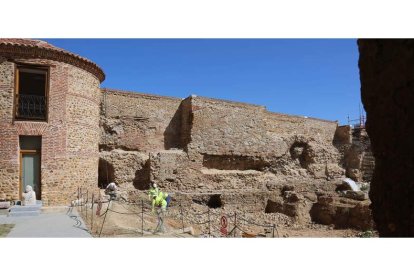 Las obras de renovación de la muralla que abarcan desde la Casona hasta el convento de las Clarisas se estima que finalizarán en septiembre. SARA CAMPOS