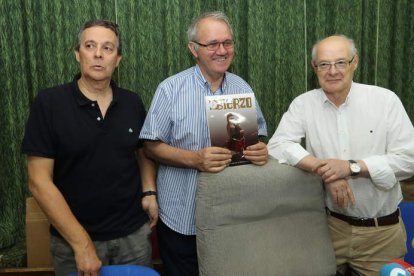 Antolín de Cela contó con Vicente Fernández y Miguel José García «Jota» en la presentación. L. DE LA MATA