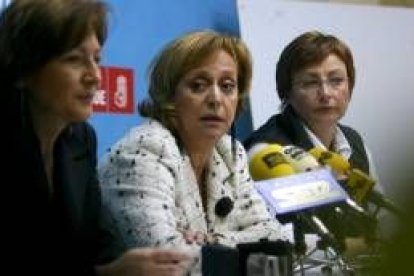 Charo Velasco, Manuela Ordás y María Virtudes Monteserín, ayer en la sede del PSOE de Ponferrada