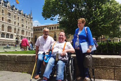 Óscar Brandido con su madre y su amigo Manuel Sánchez Torán el lunes en León. GAITERO