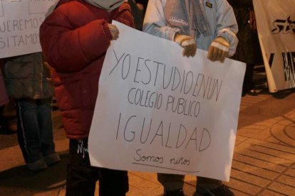 Dos niños sostienen una pancarta en defensa de la escuela pública. DL