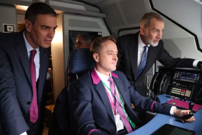 El presidente del Gobierno y el Rey Felipe VI, en la cabina del tren que abrió el viaje inaugural de la Variante. EFE