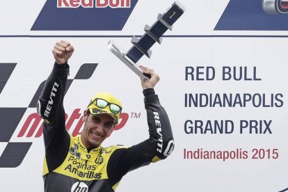 Álex Rins, en el podio de Indianápolis, con el trofeo que lo acredita como ganador del gran premio.