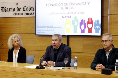 Ana Mª D. Berrot, coordinadora de trasplantes del Caule, Joaquín S. Torné, director de Diario de León, y el cardiólogo Miguel Ángel Rodríguez. MARCIANO PÉREZ