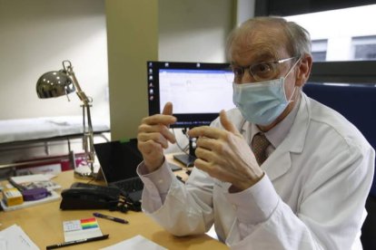 Isidoro Cano, jefe del servicio de Endocrinología del Hospital de León, el viernes en su despacho.  RAMIRO