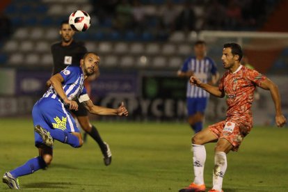 La victoria frente al Guijuelo supuso la conquista del liderato por parte de la Deportiva Ponferradina. L. DE LA MATA