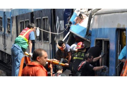 Un herido recibía asistencia ayer, miércoles 22 de febrero de 2012, en el accidente de tren de Buenos Aires.