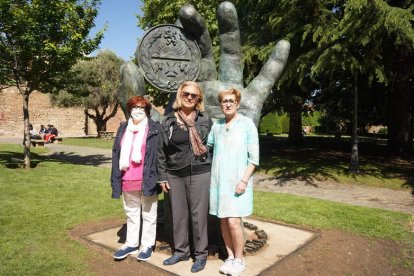 Dolores Barrio, María Olindina Martínez y Ana María Fuertes, en el jardín El Cid. J. NOTARIO