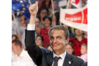 Zapatero acudió ayer a un mitin a la localidad asturiana de Langreo