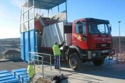 Cada mañana los camiones de basura vacían su contenido en grandes contenedores herméticos