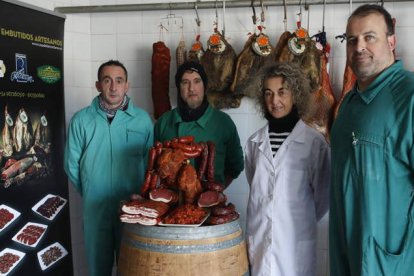 Montserrat dirige una empresa familiar que puede presumir de que la calidad sí tiene éxito. En la foto junto a Emilio Freire, José Ibán Abad y Ángel Álvarez. RAMIRO