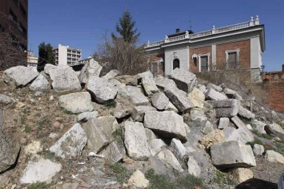 Las piedras del viejo hospicio llevan más de 50 años abandonadas en el solar de Santa Nonia que la Diputación Provincial quiere recalificar.