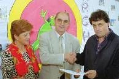 Emérita García y Luis Fernández entregan el diploma a José Luis Vázquez