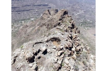 Estructuras prehispánicas existentes en uno de los riscos del macizo de Amurga. EFE