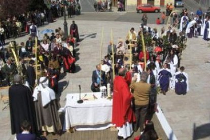 Las dos cofradías de Santa Lucía, en la procesión de la Resurrección el pasado año.