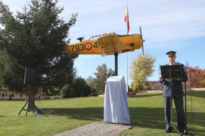 Ballesta Miñarro, durante la inauguración del avión en el parque de La Virgen del Camino. RAMIRO