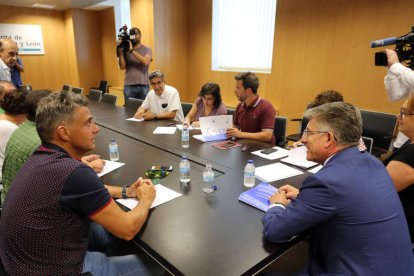 El gerente regional de Sacyl se reunió ayer con el comité de huelga de Simecal en Valladolid. R. CACHO