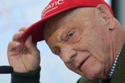 Niki Lauda, campeonísimo austriaco de F-1, en peligro tras un trasplante de pulmón.