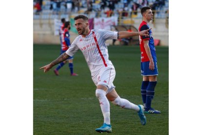 Dioni Villalba rescató al equipo con un gol genial cuando el Langreo se había adelantado. FERNANDO OTERO