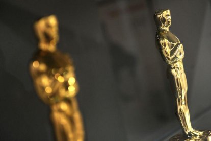 Imagen de dos estatuillas de los premios Oscar.