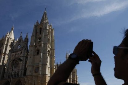 Turista retrata la Catedral de León. JESÚS F. SALVADORES / ARCHIVO