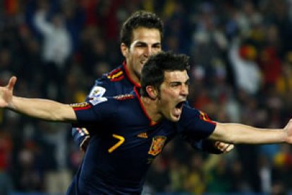 David Villa celebra junto a Cesc Fábregas su gol a Paraguay.